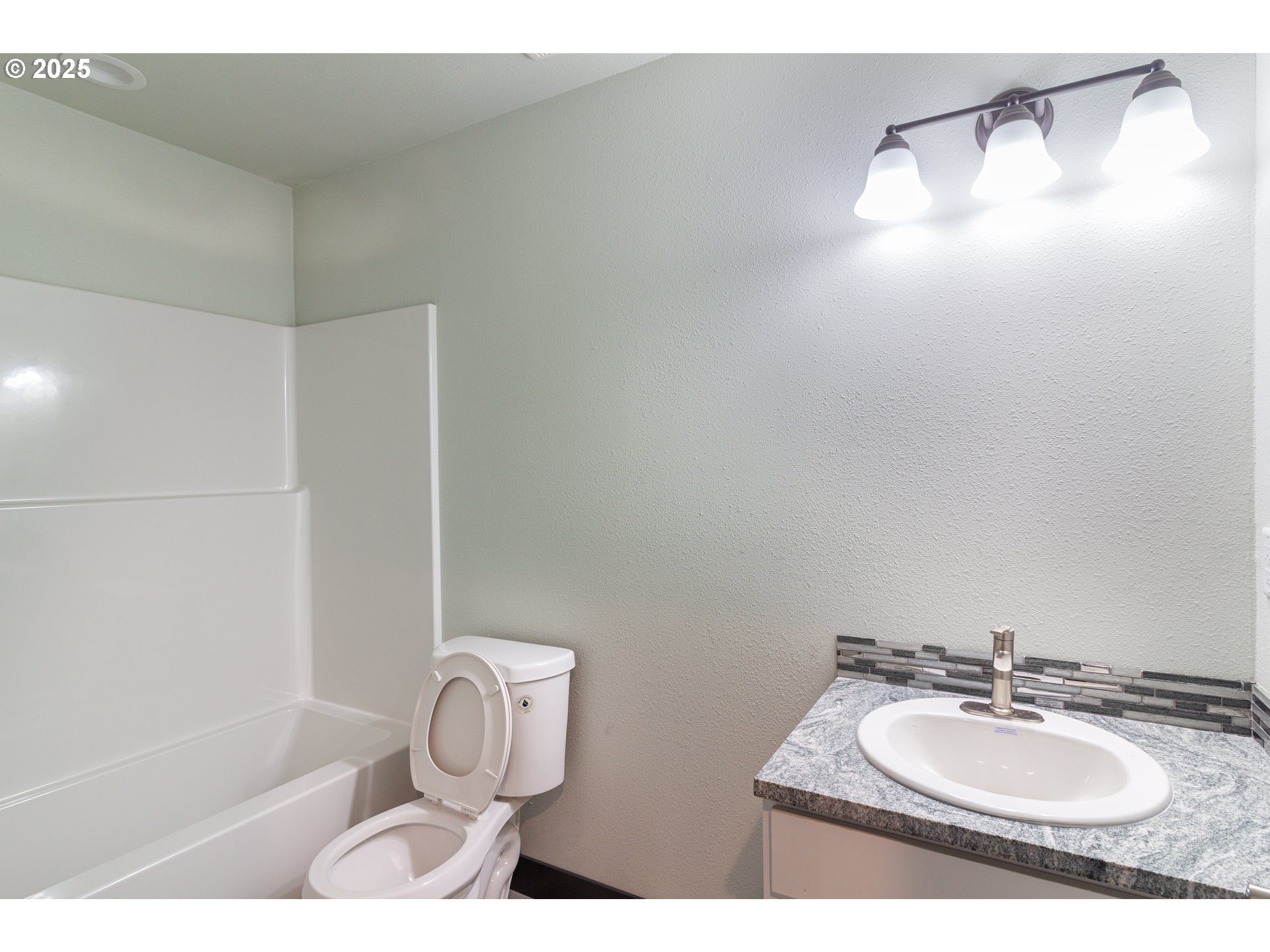 435 Northeast Sloan Street Stanfield, OR 97875 - Photo 5 of 24 a bathroom with a sink vanity mirror and tub