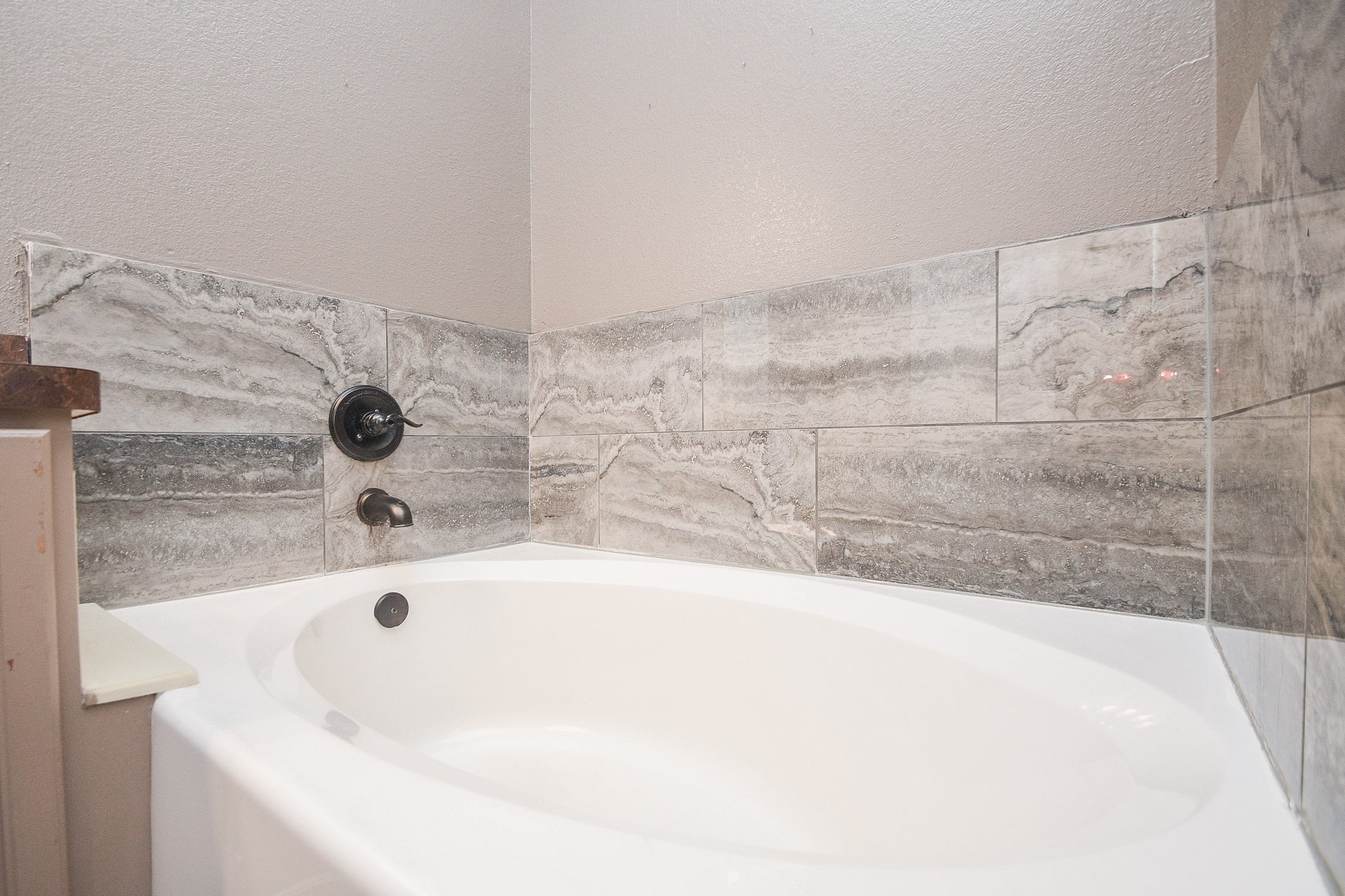 11915 Rhema Lane Houston, TX 77048 - Photo 13 of 20 a bathroom with a bathtub