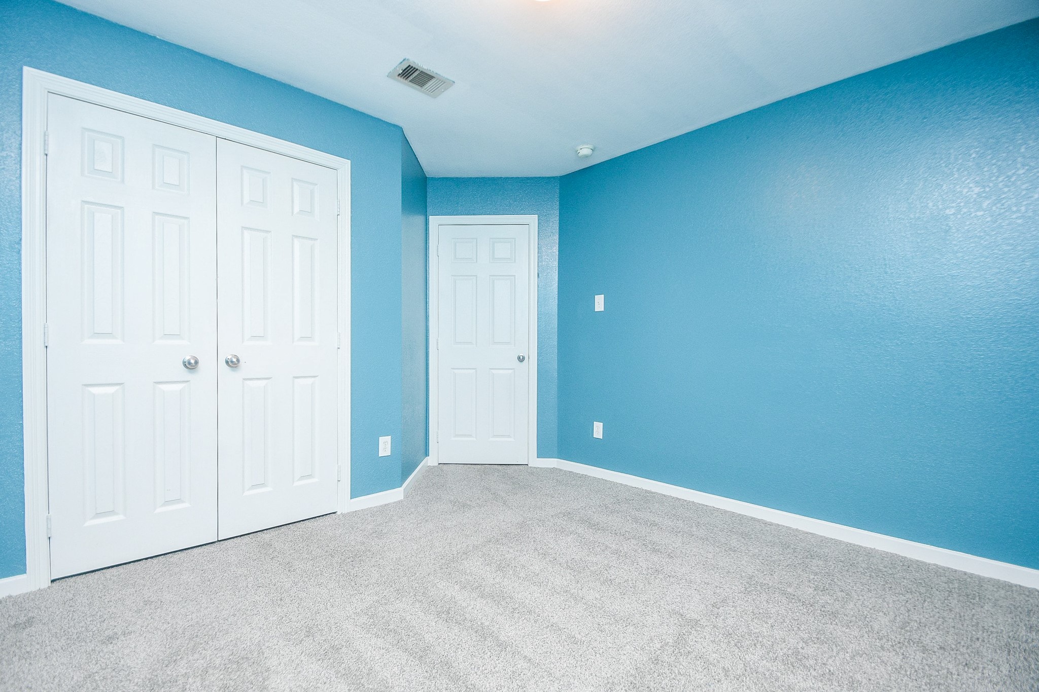 11915 Rhema Lane Houston, TX 77048 - Photo 16 of 20 an empty room with closet area