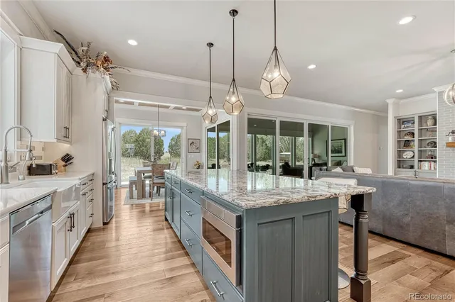 a large kitchen with kitchen island a large island in it