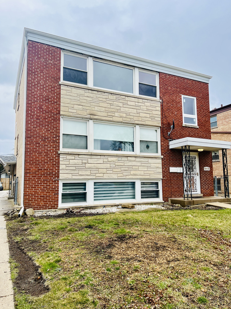 8939 North Wisner Street, Unit 2 Niles, IL 60714 - Photo 1 of 1 a view of an apartment with a swimming pool