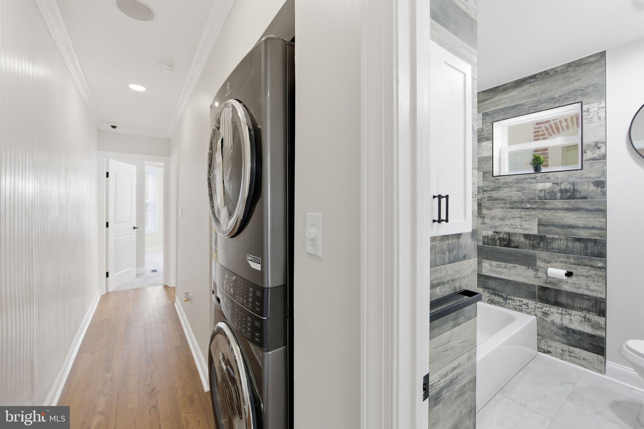 508 Taylor Street Wilmington, DE 19801 - Photo 34 of 46 a view of a bathroom with bathtub and shower