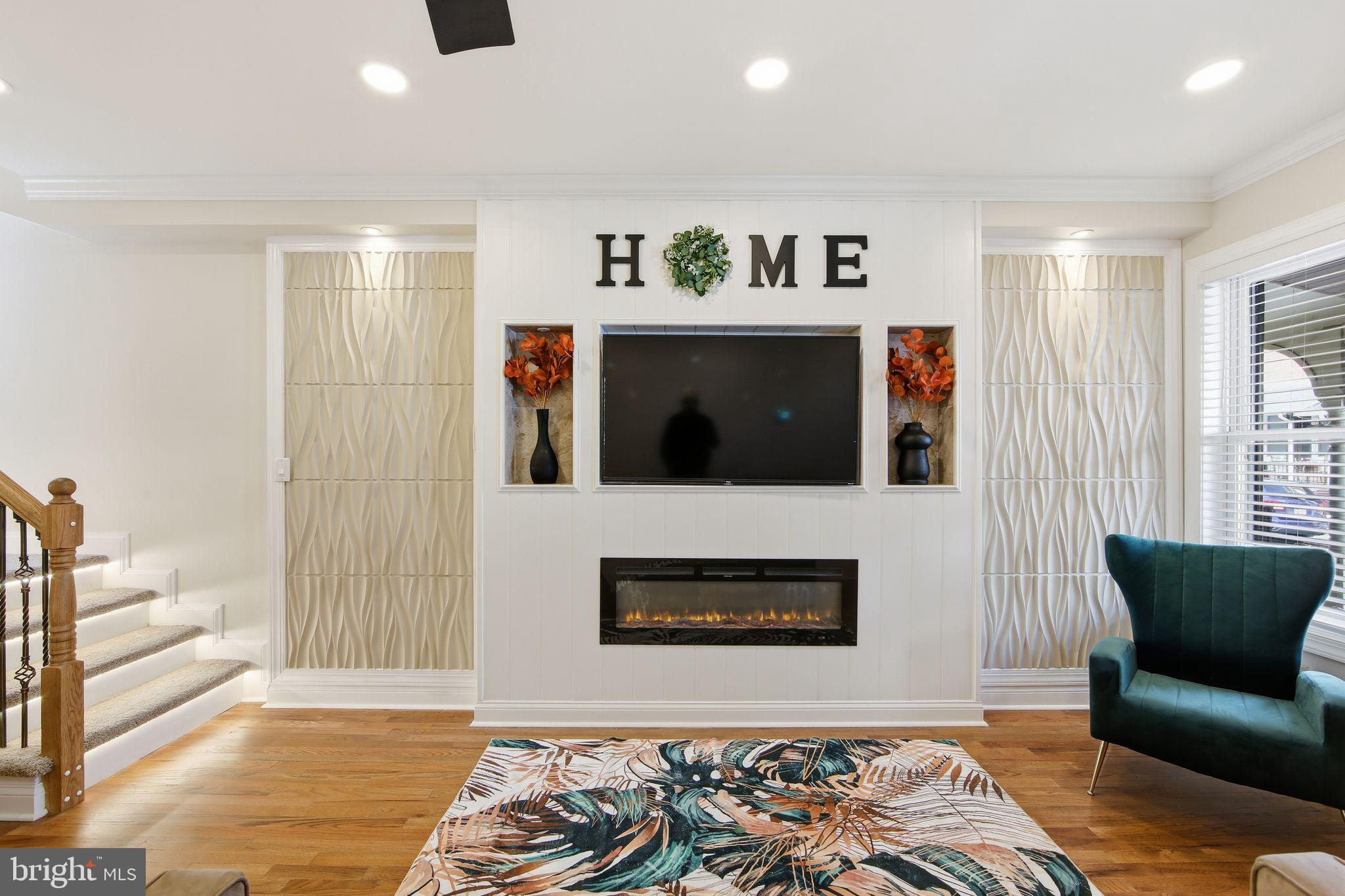 508 Taylor Street Wilmington, DE 19801 - Photo 6 of 46 a living room with furniture and a rug