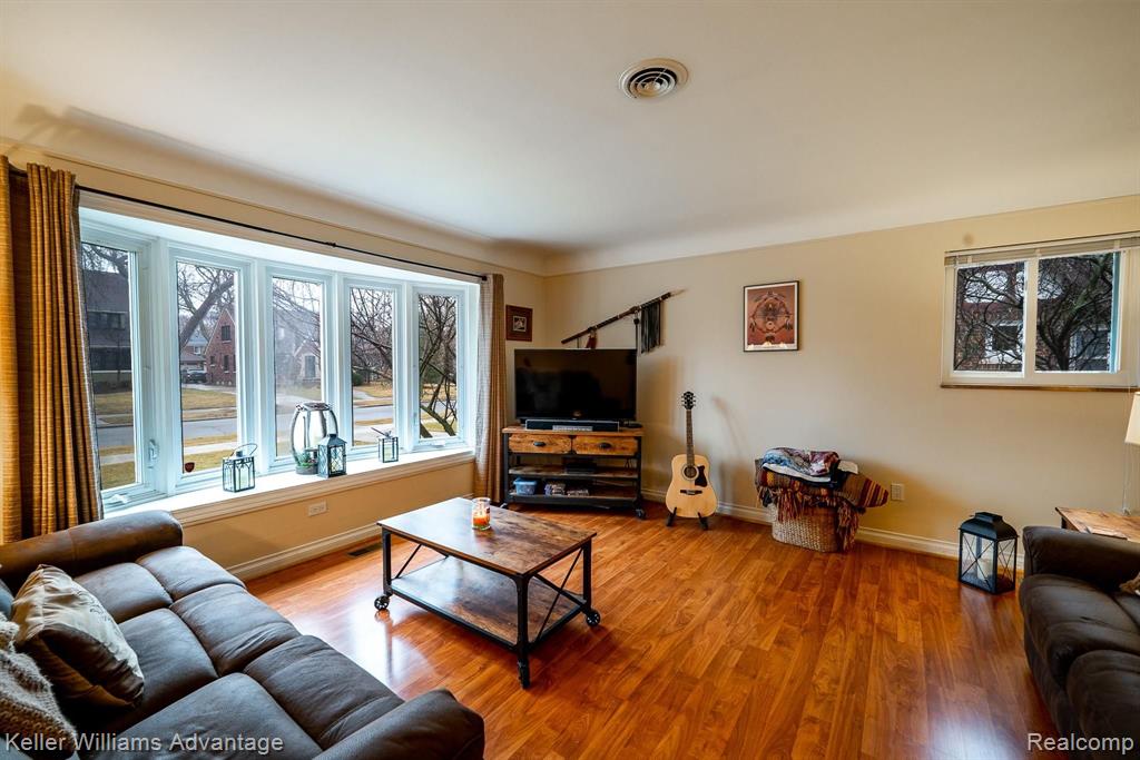 945 Barrington Road Grosse Pointe Park, MI 48230 - Photo 7 of 41