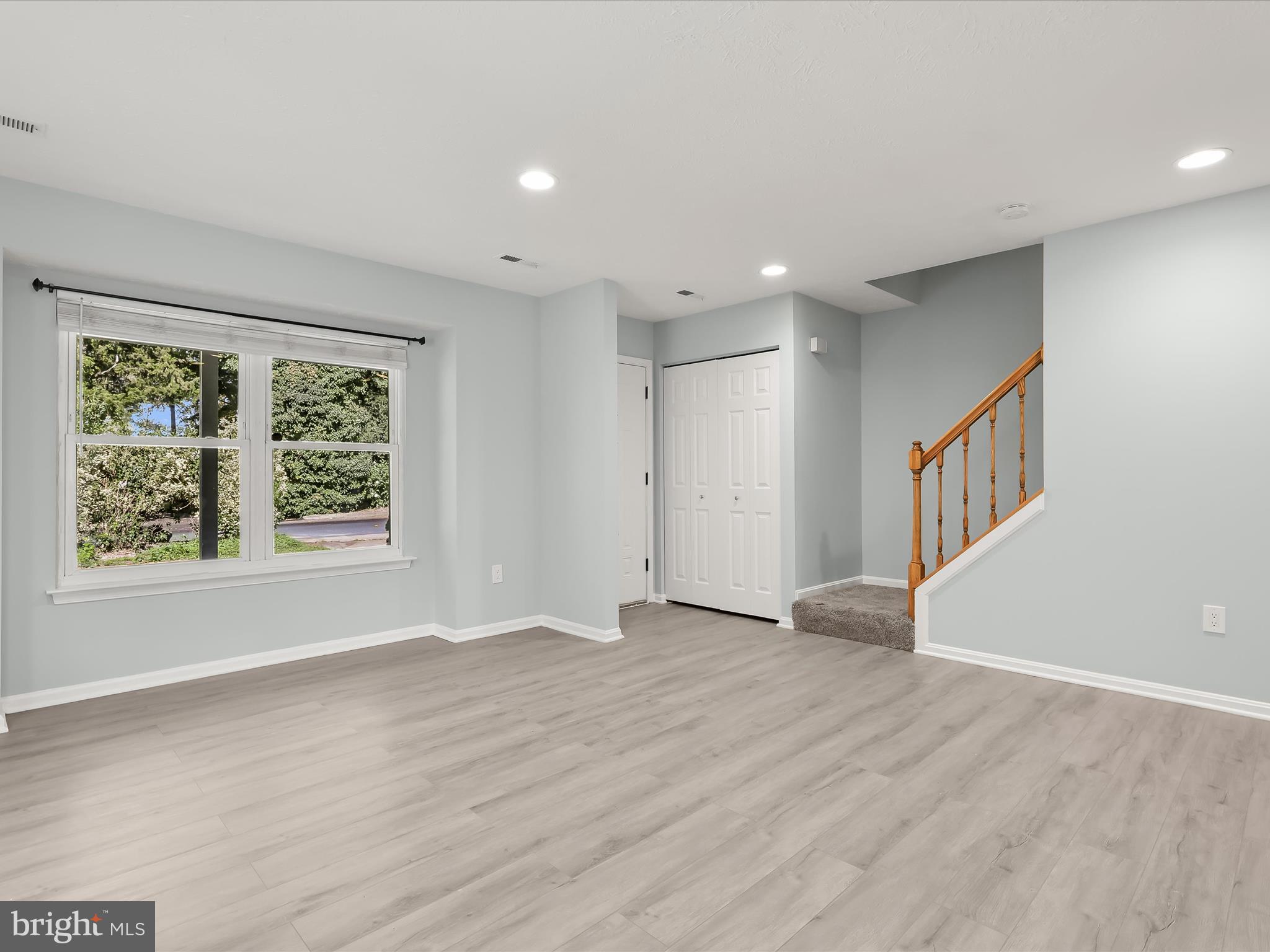 7723 West Shore Road Pasadena, MD 21122 - Photo 4 of 37 Living Room