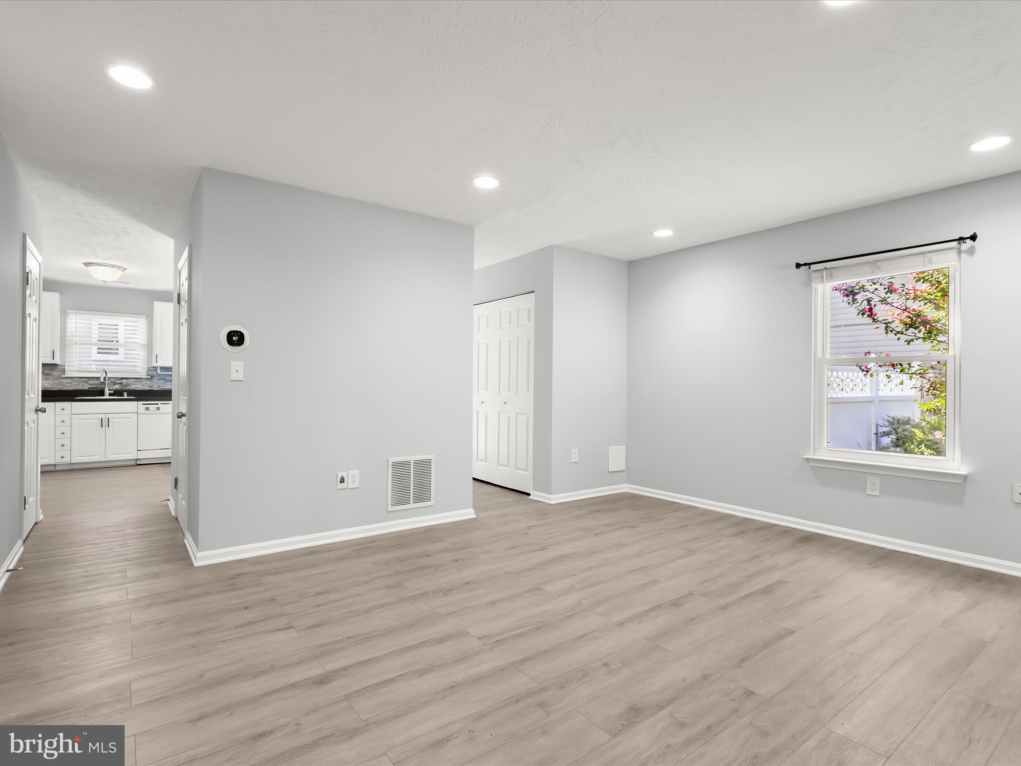 7723 West Shore Road Pasadena, MD 21122 - Photo 6 of 37 Living Room