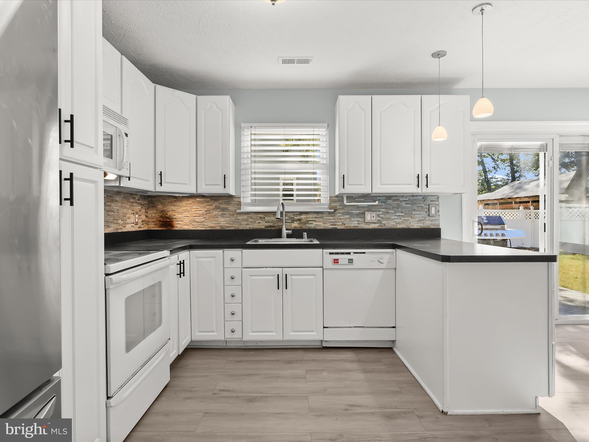 7723 West Shore Road Pasadena, MD 21122 - Photo 8 of 37 Kitchen