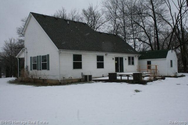 8120 Runyan Lake Road Fenton, MI 48430 - Photo 3 of 19 Side/Back