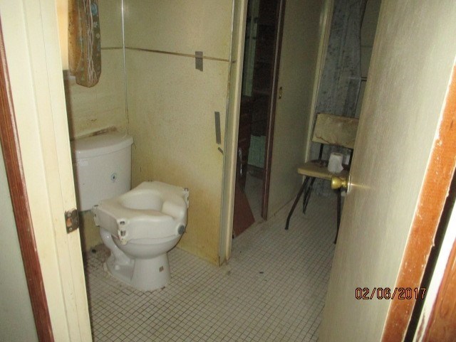2661 New Clinton Road, Unit B17 Macon, GA 31211 - Photo 4 of 10 a bathroom with a toilet and a shower