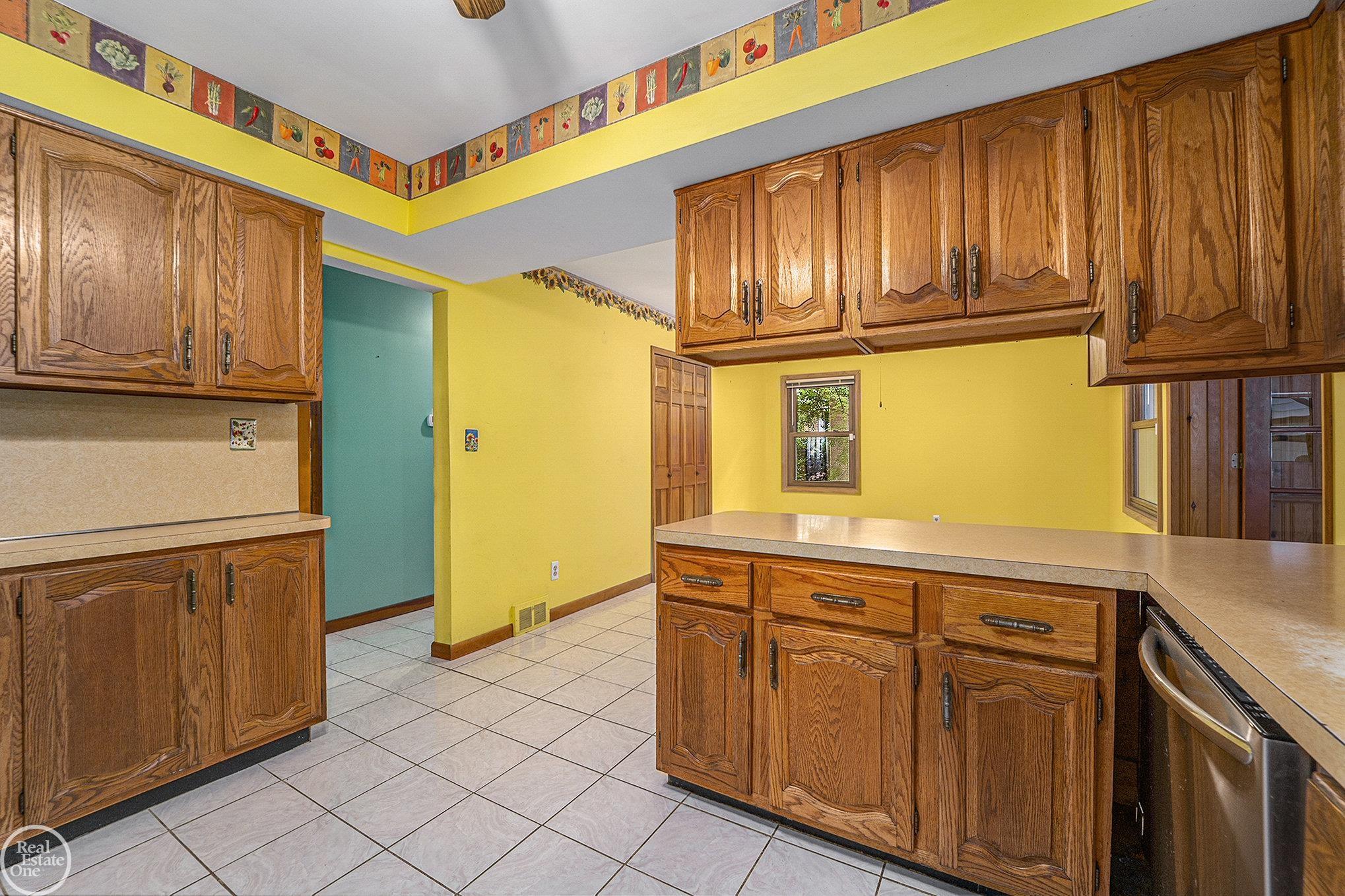 16046 Stephens Road Eastpointe, MI 48021 - Photo 11 of 32 50162296-78FD52AF-9A22-4C4E-9D6E-1421DBA74A88.JPG