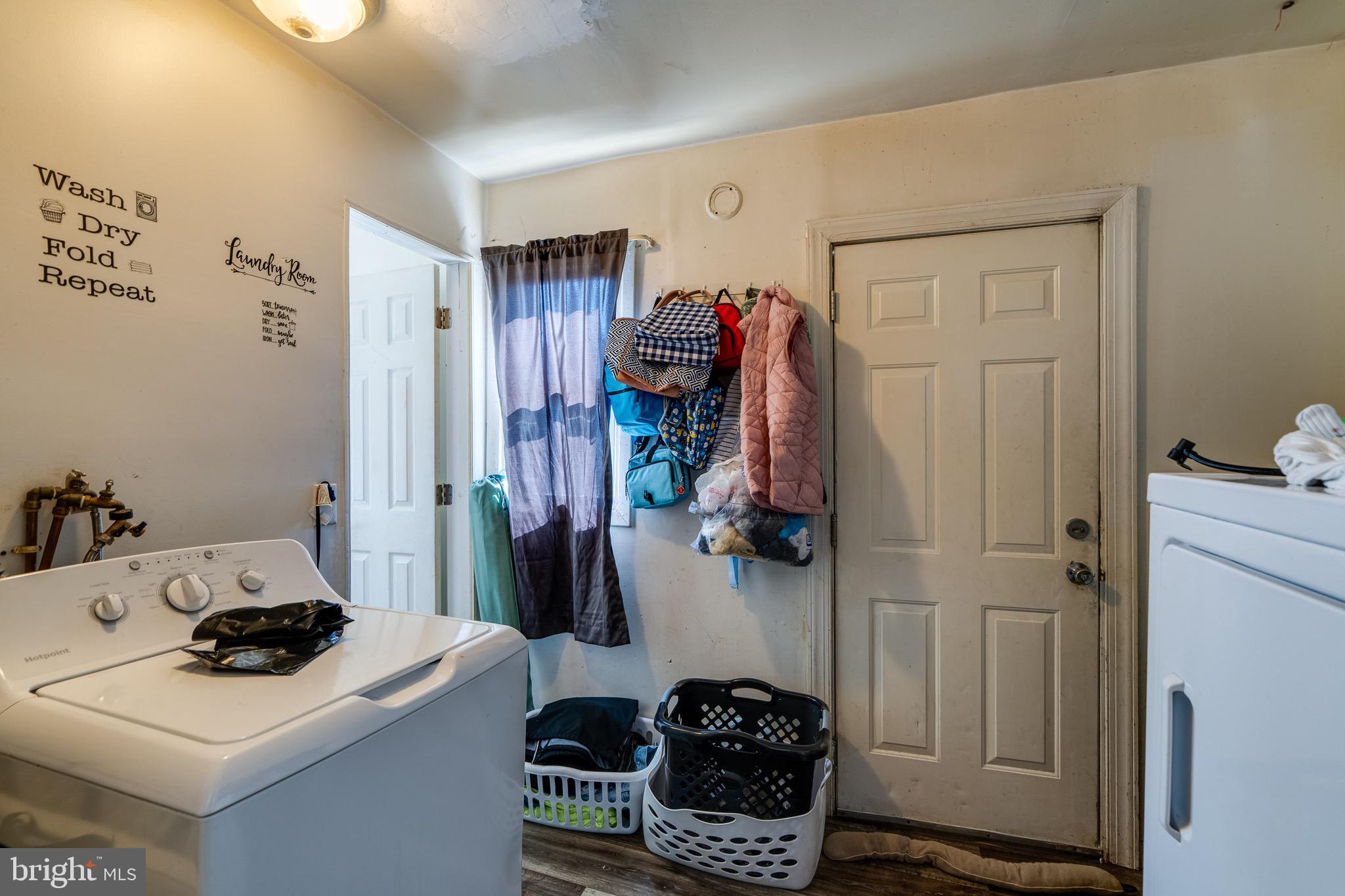 546 Poplar Street Lancaster, PA 17603 - Photo 16 of 29 a bedroom with a bed and a dresser