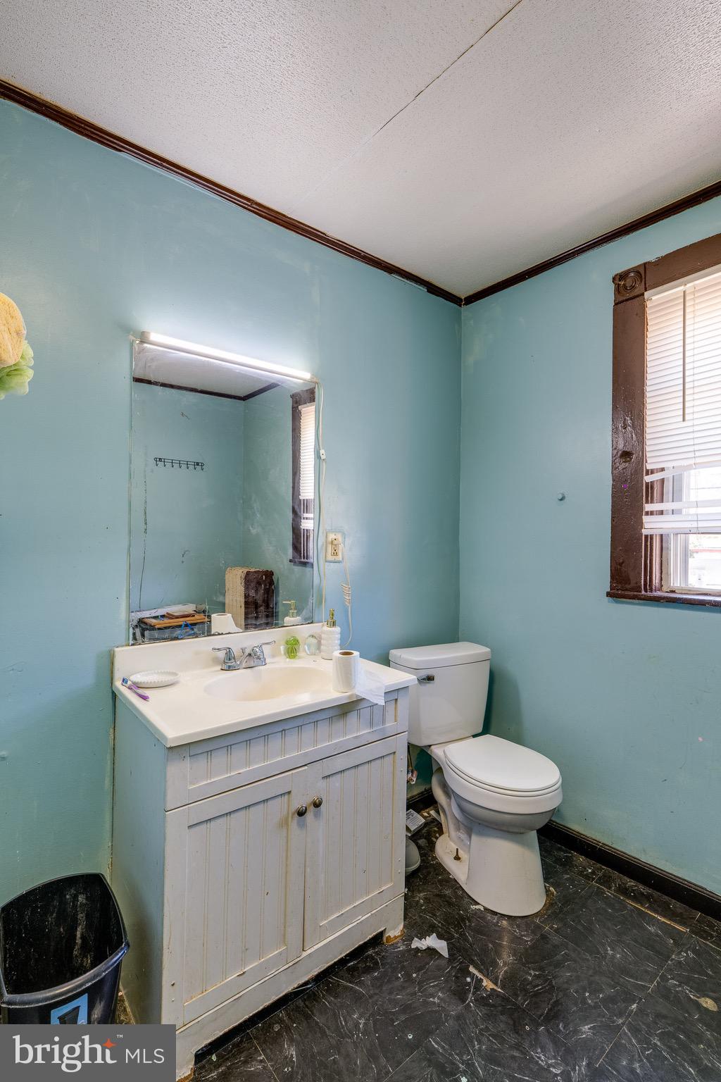 546 Poplar Street Lancaster, PA 17603 - Photo 26 of 29 a bathroom with a toilet sink and mirror