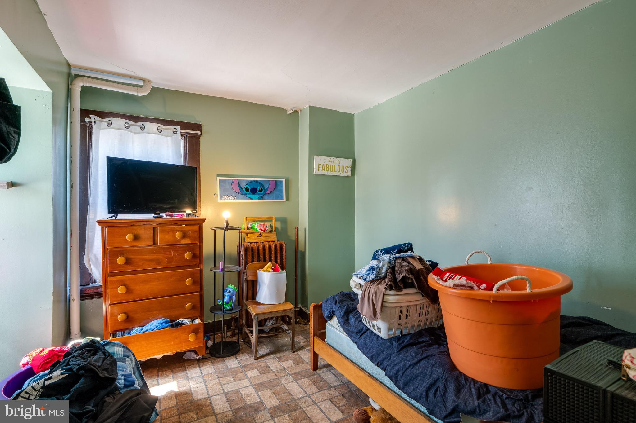 546 Poplar Street Lancaster, PA 17603 - Photo 27 of 29 a room with furniture and a flat screen tv