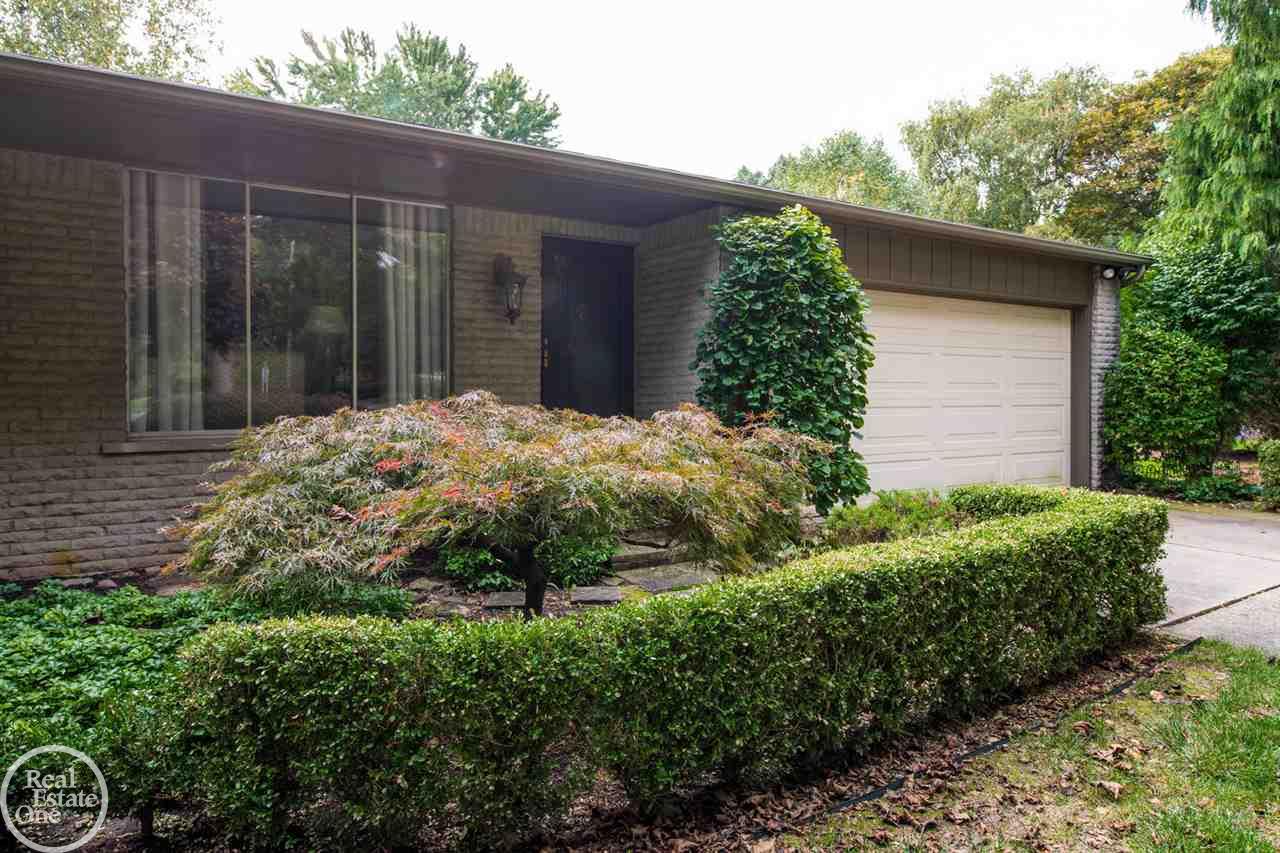 5517 Commerce Road West Bloomfield, MI 48324 - Photo 2 of 33
