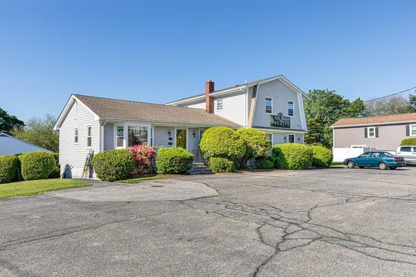 $1,800 | 810 Wilbur Avenue, Unit 1, Swansea, MA 02777