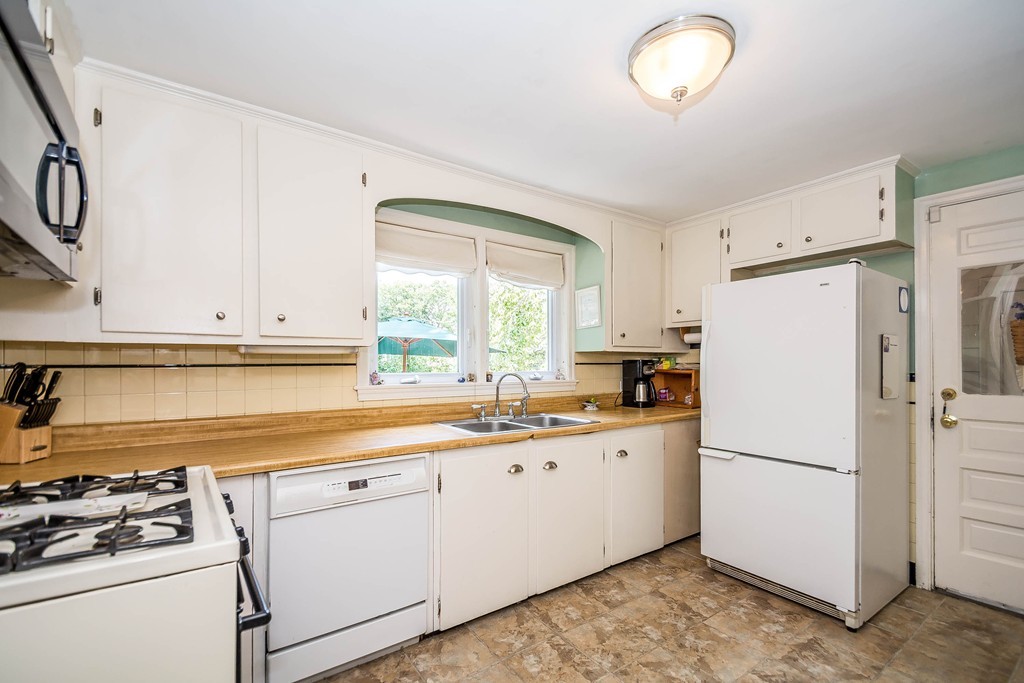 16 Delwood Road Chelmsford, MA 01824 - Photo 7 of 30 Gallery Image 7