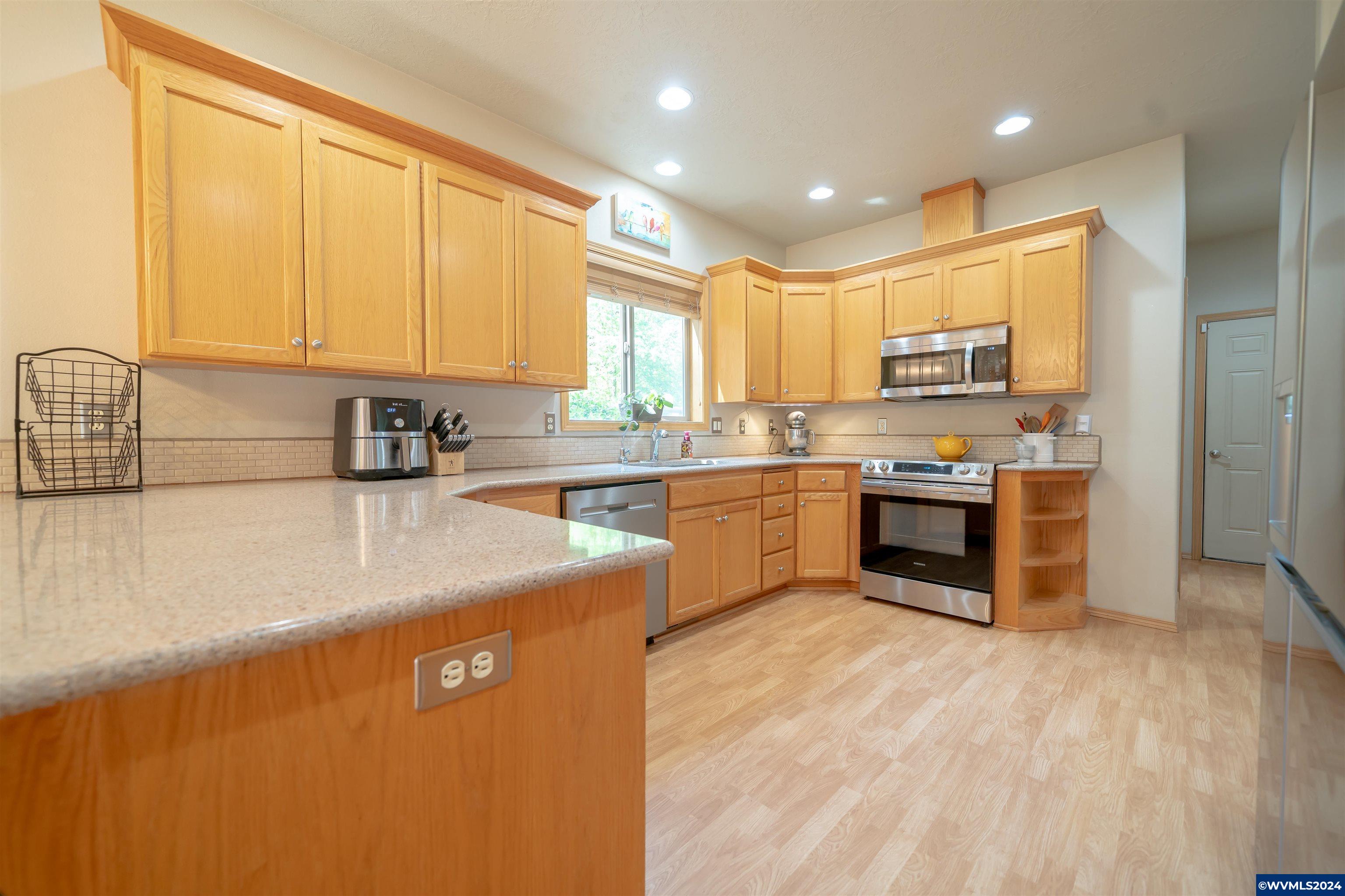 40957 North McCully Mountain Road Lyons, OR 97358 - Photo 5 of 37 Gallery Image 5