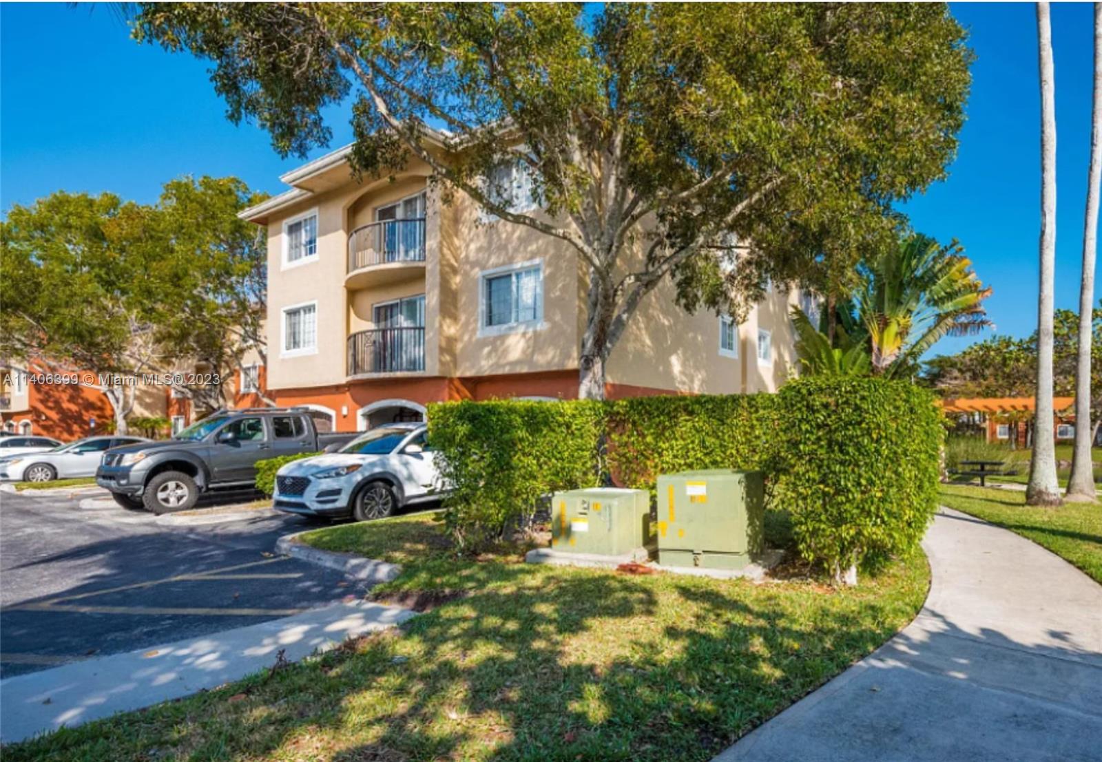4155 Haverhill Road, Unit 1418 West Palm Beach, FL 33417 - Photo 7 of 13 a front view of a house with garden