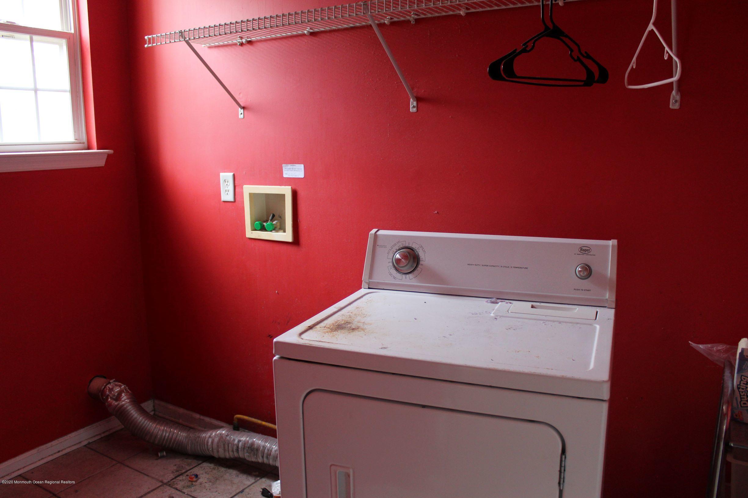 211 Cassville Road Jackson, NJ 08527 - Photo 16 of 58 a utility room with dryer and washer