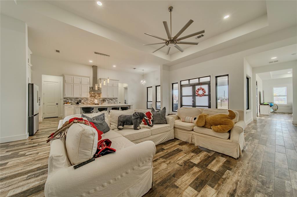 165 Ranch House Road Rockwall, TX 75032 - Photo 20 of 40 a living room with furniture and a view of kitchen