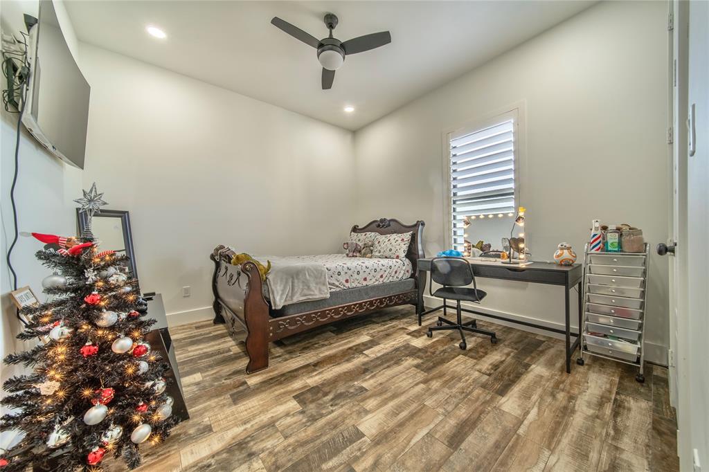 165 Ranch House Road Rockwall, TX 75032 - Photo 31 of 40 a bedroom with bed and a window