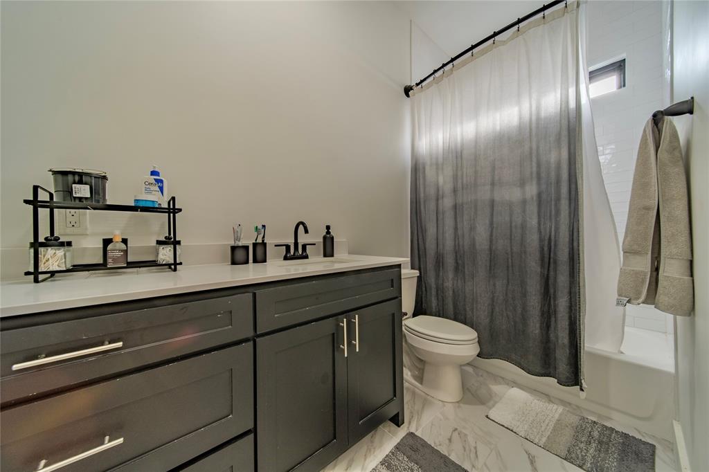 165 Ranch House Road Rockwall, TX 75032 - Photo 34 of 40 a bathroom with a sink a toilet and shower