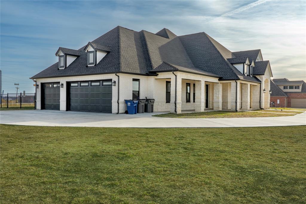 165 Ranch House Road Rockwall, TX 75032 - Photo 4 of 40 a front view of a house with a yard