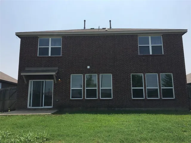 a view of front of a house with a yard