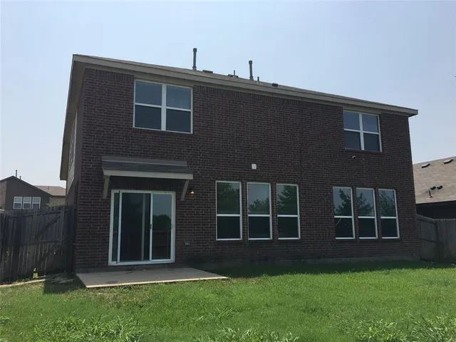 a view of front of a house with a yard
