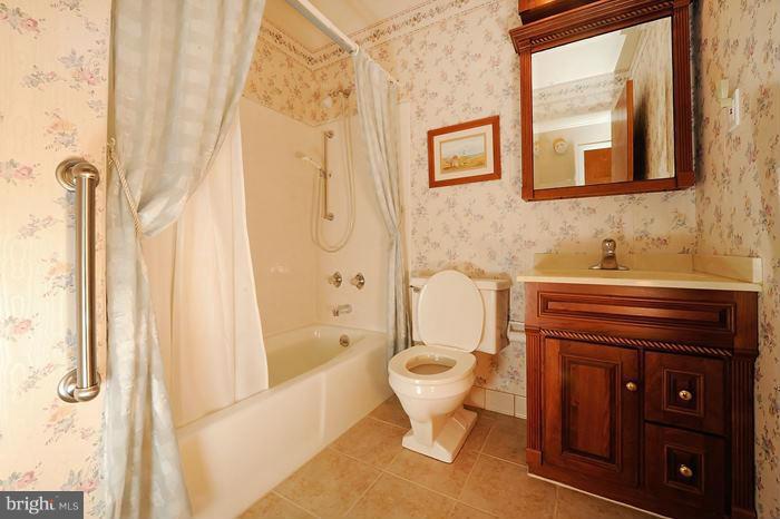 7827 Perry Road Baltimore, MD 21236 - Photo 11 of 20 hall Bath