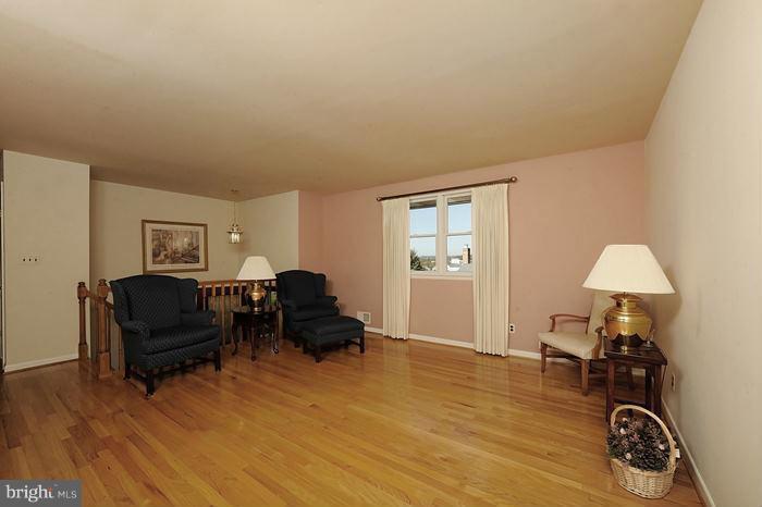 7827 Perry Road Baltimore, MD 21236 - Photo 7 of 20 Living Room