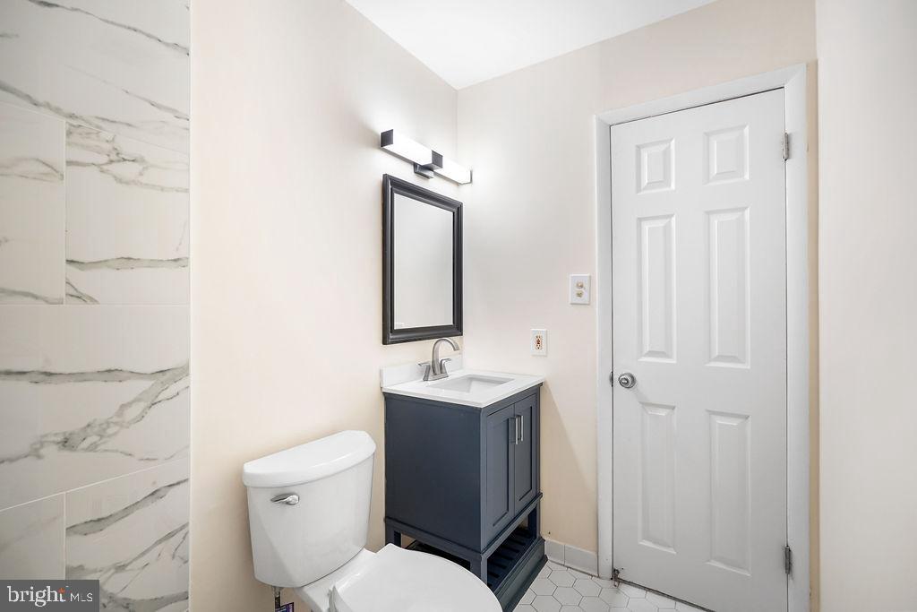 2201 Chamblee Place Herndon, VA 20170 - Photo 22 of 31 a bathroom with a toilet sink vanity and mirror