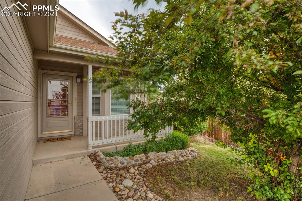 7542 Farmcrest Road Colorado Springs, CO 80925 - Photo 3 of 26