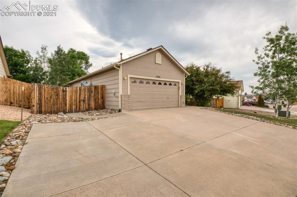 7542 Farmcrest Road Colorado Springs, CO 80925 - Photo 4 of 26