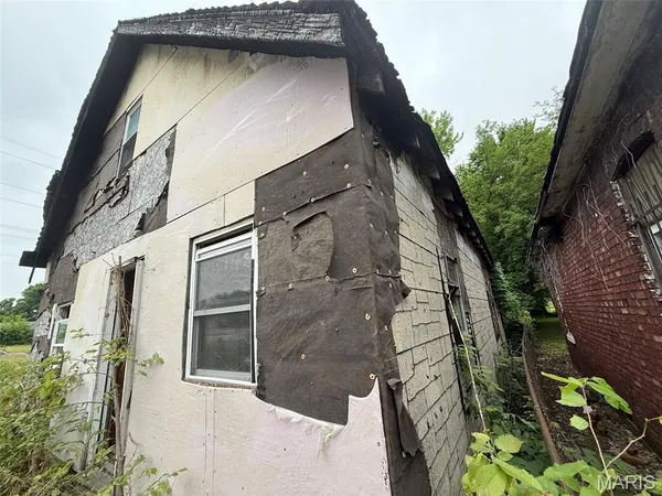 $9,000 | 2626 Missouri Avenue, East St. Louis, IL 62205