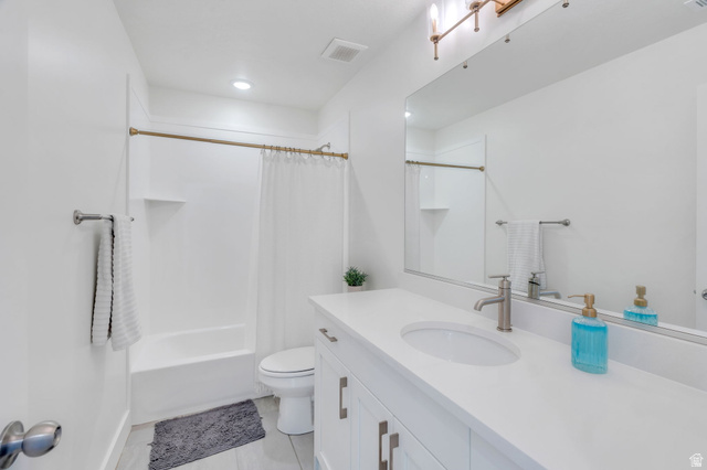 2664 West Maple Street Mapleton, UT 84664 - Photo 33 of 49 Bathroom featuring a spacious vanity with an undermount sink, a large mirror, and a contemporary light fixture