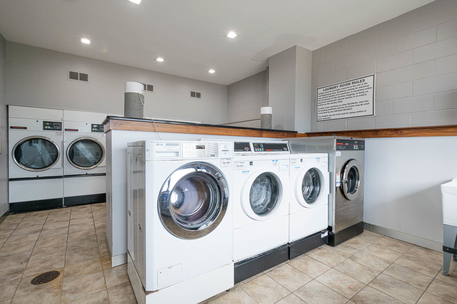 6325 North Sheridan Road, Unit 1508 Chicago, IL 60660 - Photo 13 of 16 a utility room with dryer and washer