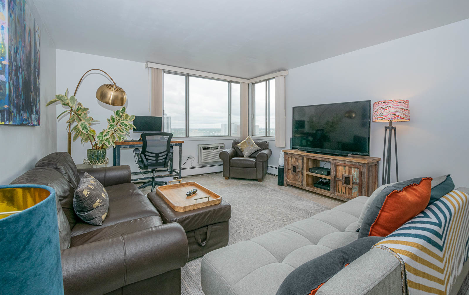 6325 North Sheridan Road, Unit 1508 Chicago, IL 60660 - Photo 2 of 16 a living room with furniture and a flat screen tv