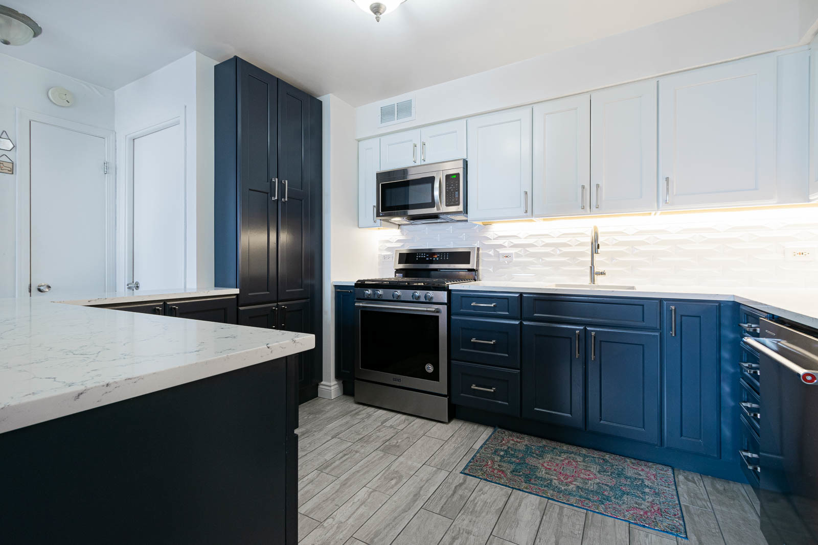 6325 North Sheridan Road, Unit 1508 Chicago, IL 60660 - Photo 3 of 16 a kitchen with granite countertop a stove and a sink