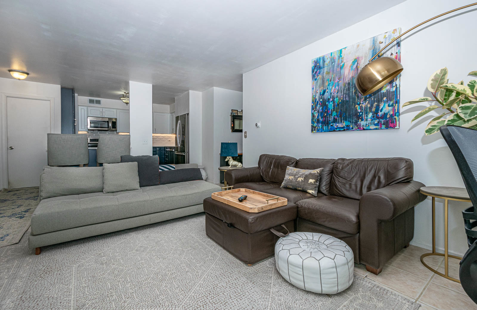 6325 North Sheridan Road, Unit 1508 Chicago, IL 60660 - Photo 4 of 16 a living room with furniture a couch and painting on the wall