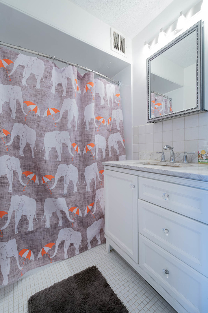 6325 North Sheridan Road, Unit 1508 Chicago, IL 60660 - Photo 7 of 16 a bathroom with a sink and a mirror