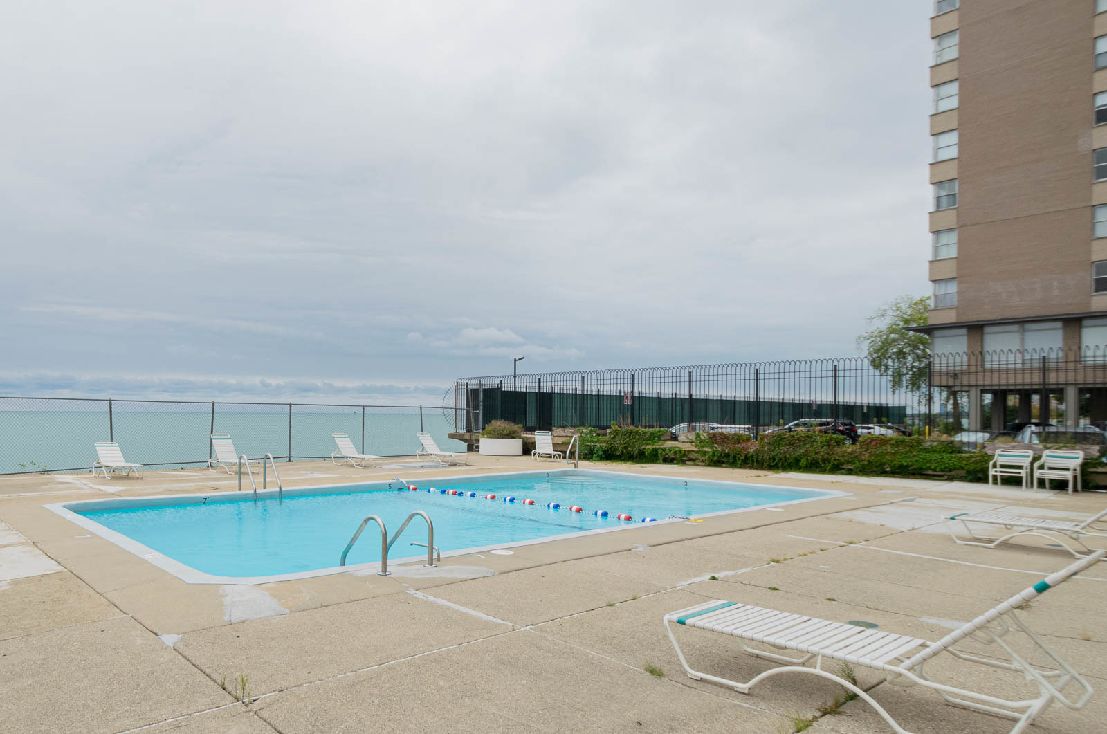 6325 North Sheridan Road, Unit 1508 Chicago, IL 60660 - Photo 8 of 16 a view of a swimming pool and a yard