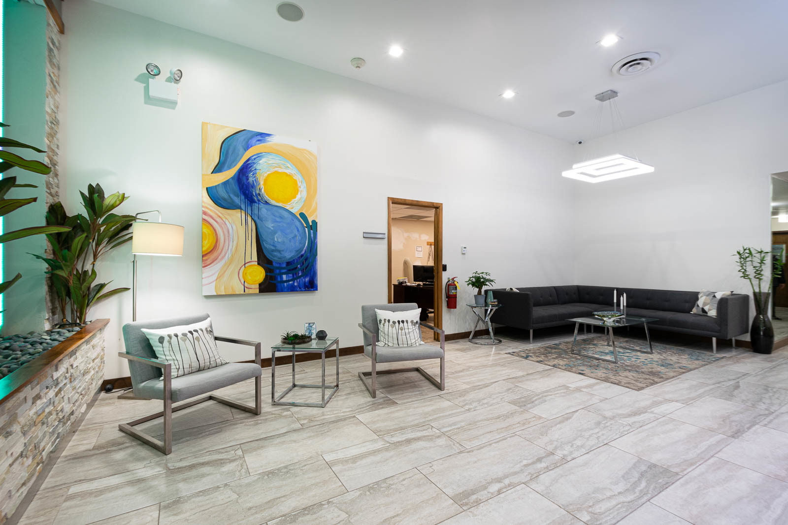 6325 North Sheridan Road, Unit 1508 Chicago, IL 60660 - Photo 9 of 16 a living room with furniture and a lamp