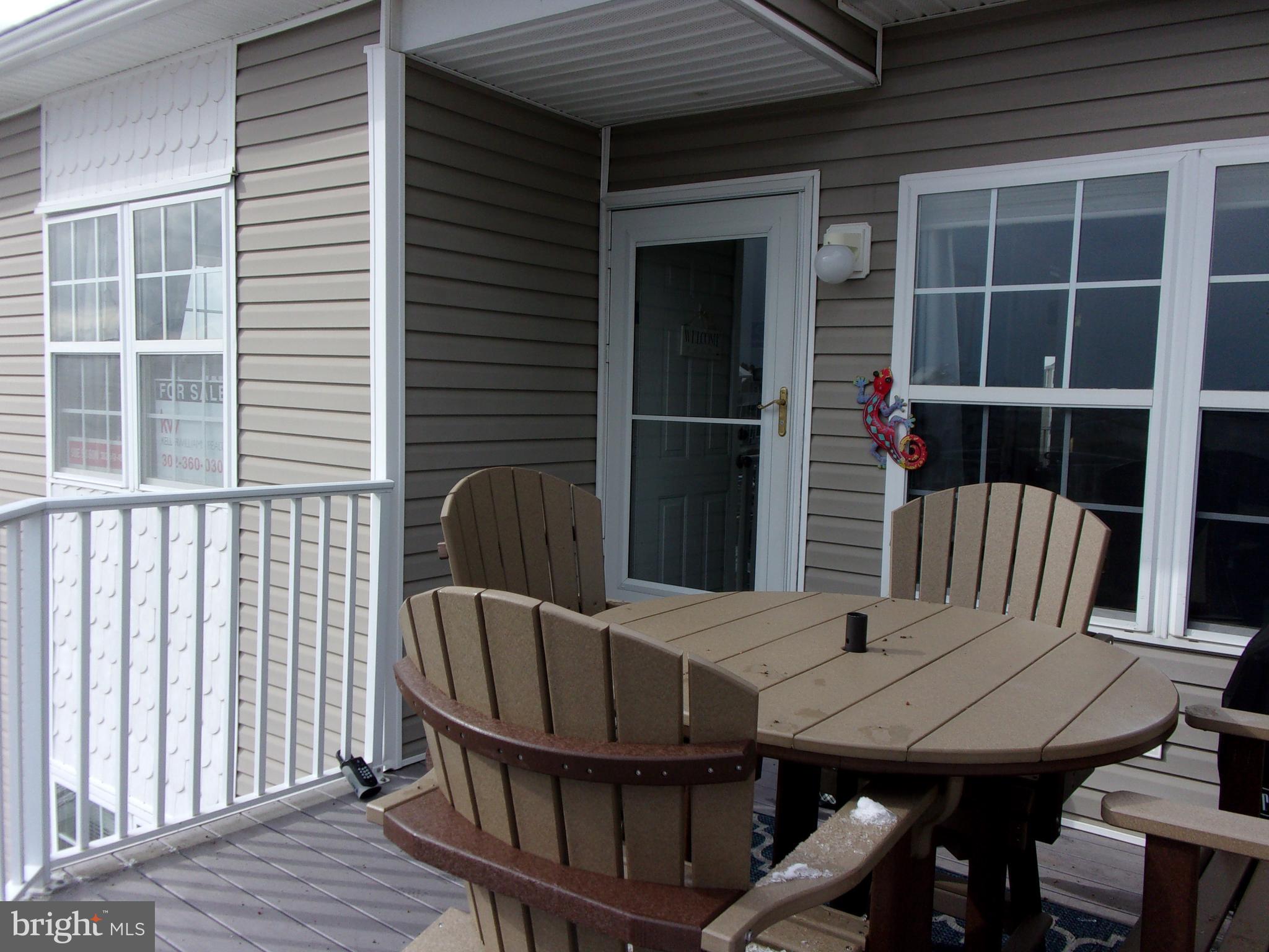 Entrance deck to home