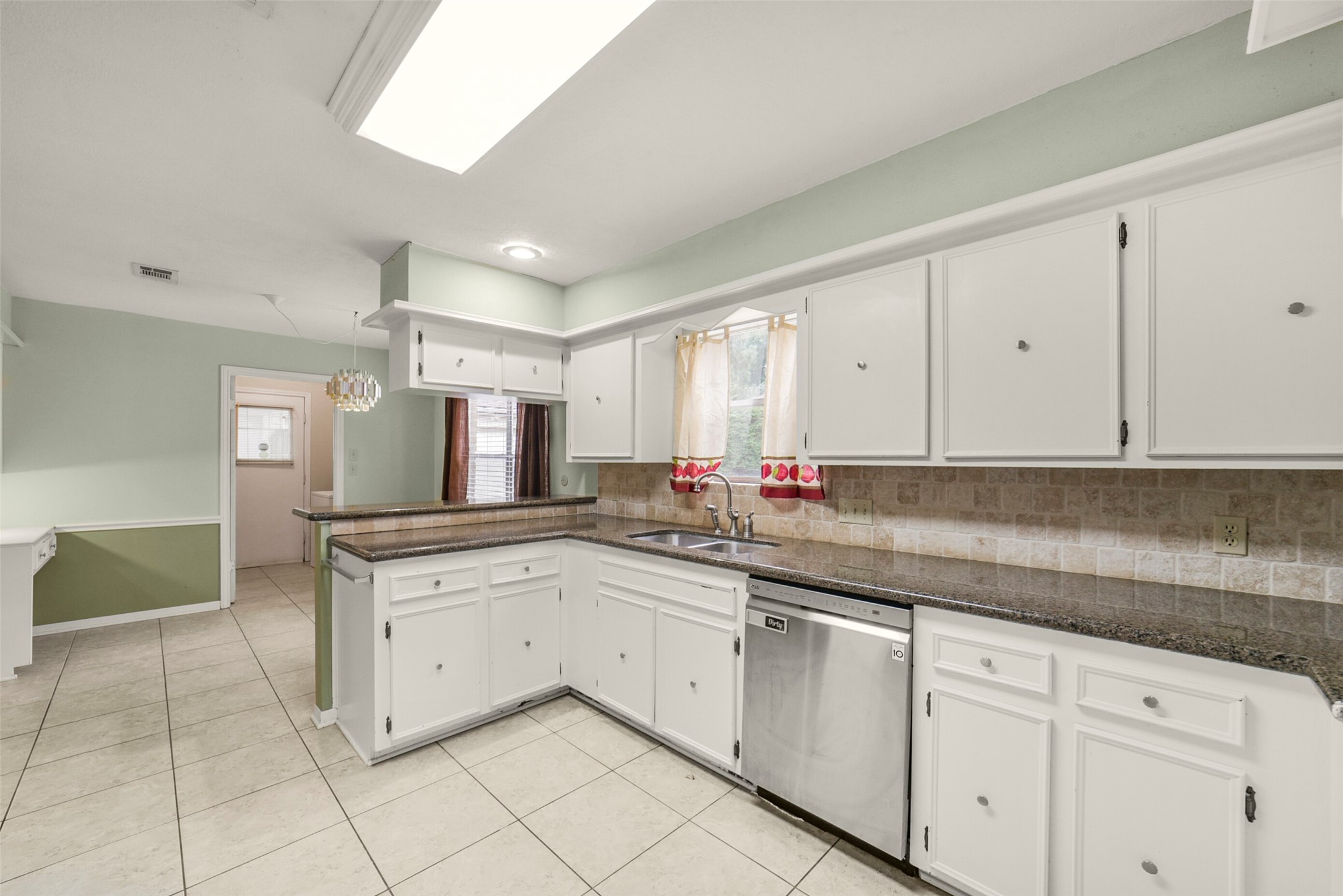 8343 Waynemer Way Houston, TX 77040 - Photo 11 of 38 Lots of counter space