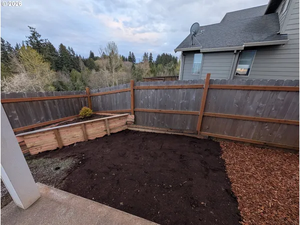 a view of a backyard