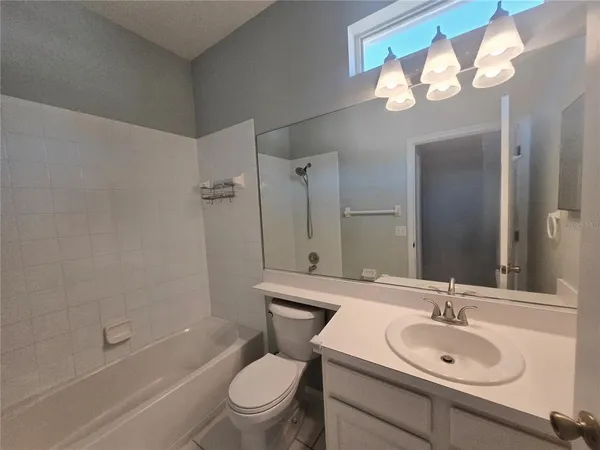 $2,700 | 4211 2nd Avenue East, Bradenton, FL 34208