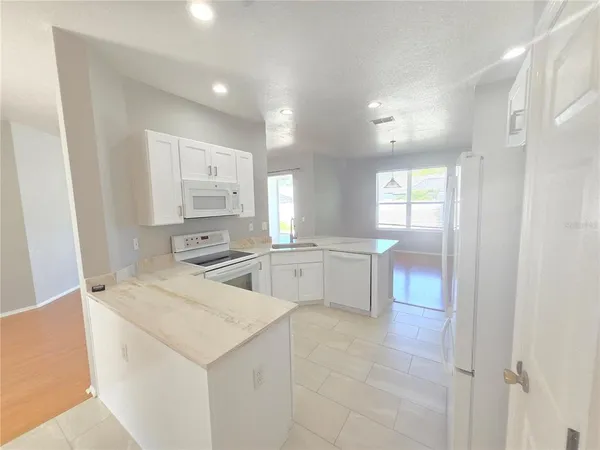 $2,700 | 4211 2nd Avenue East, Bradenton, FL 34208