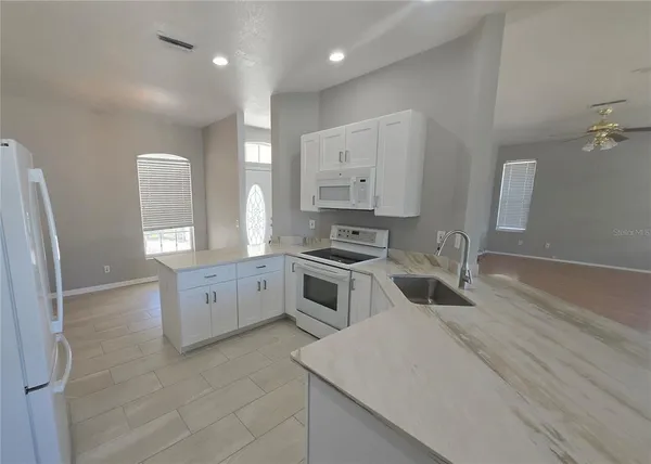 $2,700 | 4211 2nd Avenue East, Bradenton, FL 34208