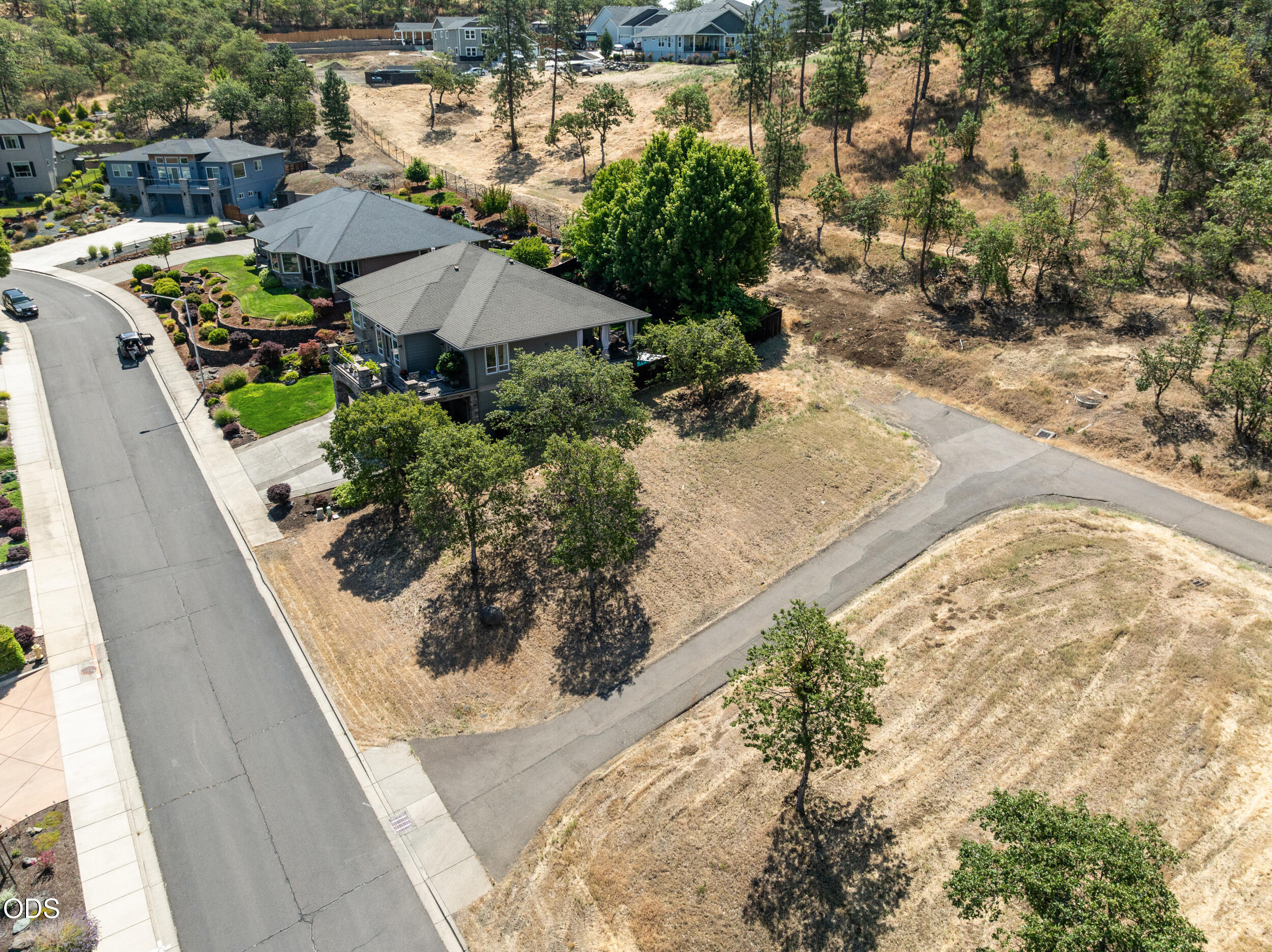1330 Poppy Ridge Drive Eagle Point, OR 97524 - Photo 3 of 12